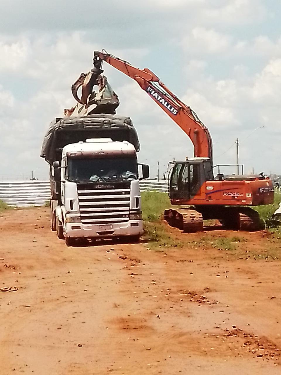 Locação de escavadeira com garra